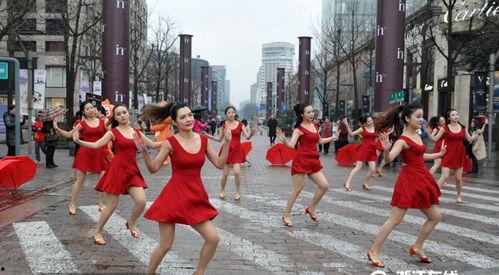 邢台街头吃瓜,瓜摊热议，市民生活百态尽收眼底