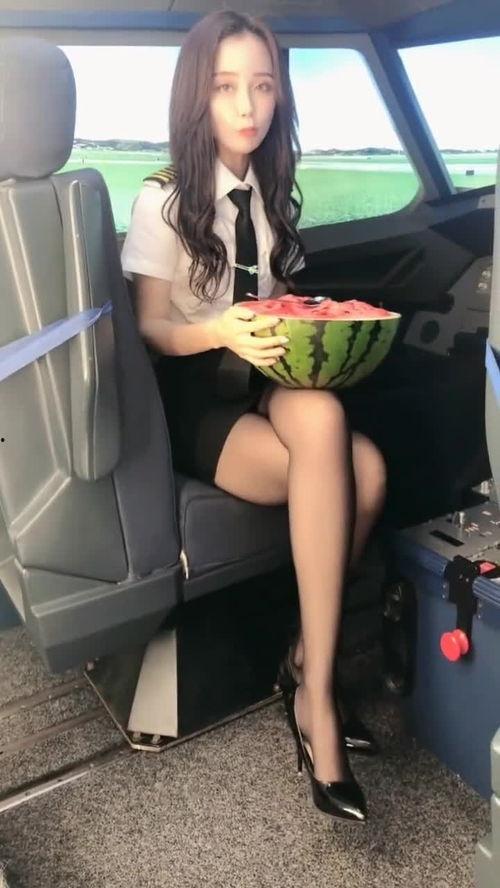 吃瓜航空美女,揭秘空中服务员的趣味日常