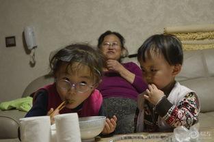 女儿长大了吃瓜,瓜田里的青春足迹