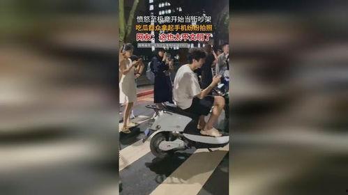 吃瓜群众手机摄影,记录生活百态