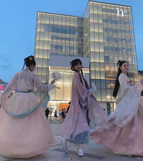 吃瓜群众汉服博主,吃瓜群众眼中的传统服饰魅力