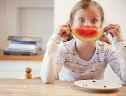孩子睡前吃瓜,宝贝甜蜜梦安