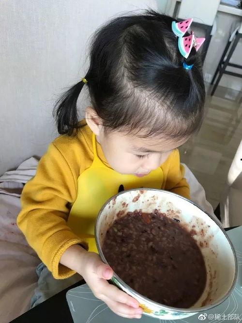 桂姥姥认真吃瓜,揭秘娱乐圈幕后风云