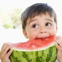 头像男孩吃瓜,童趣盎然，品味人生百态