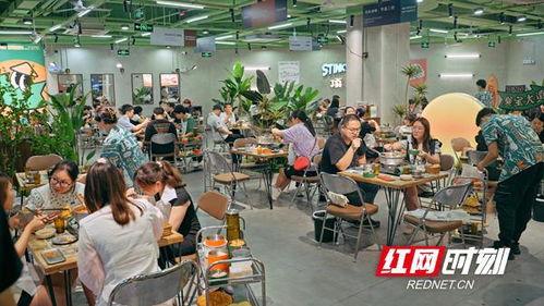 邵阳大汉吃瓜,一场引发网友热议的“瓜界奇观”