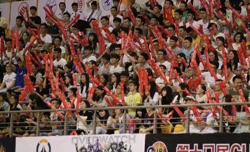 打篮球男孩吃瓜