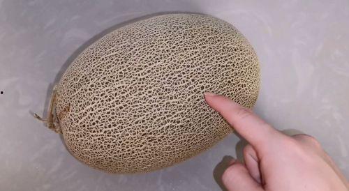 家里吃哈密瓜图片,哈密瓜的甘甜诱惑  第2张