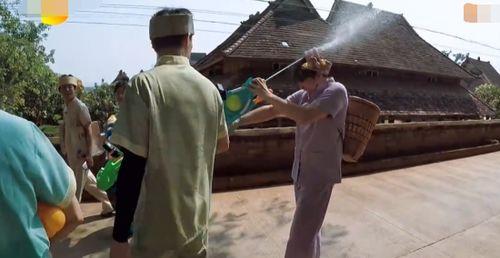 看戏吃瓜名场面,看戏吃瓜，笑料百出  第2张