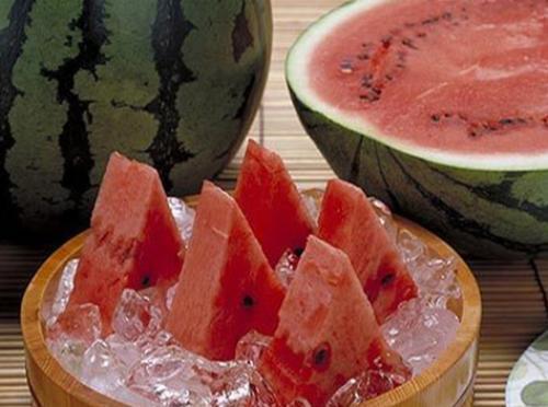 酒吧最新吃瓜,最新吃瓜事件揭秘